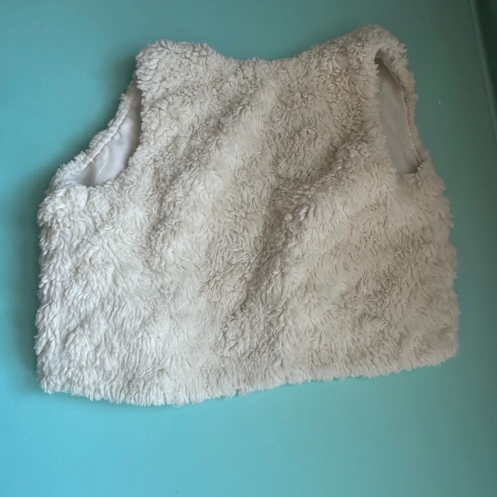 H&M Cream Faux Fur Vest Plush Layer. Size‎ 4-5Y